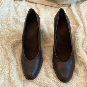 Stuart Weitzman ladies heels . Brown leather , great condition. Very gently used